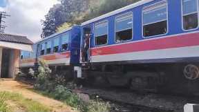 Complete Video - a train at the crossing on the way to Bandarawella from Haputale
