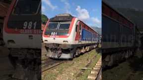 🚂indha train la kiss kedaikum 😘😱nambunga pa 💯#shorts #trainvideos #srilankarailways